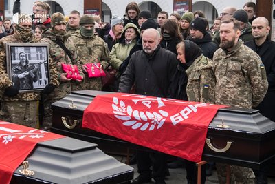 Прощання на Майдані Незалежності із чотирма бійцями добровольчого батальйону "Братство", які загинули 25 грудня у складі ДРГ на території Росії. Київ, 7 березня 2023 року.