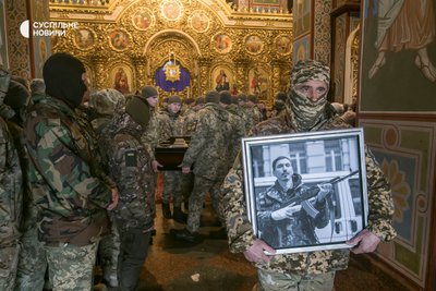 Відспівування у Михайлівському соборі чотирьох бійців добровольчого батальйону "Братство", які загинули 25 грудня у складі ДРГ на території Росії. Київ, 7 березня 2023 року.