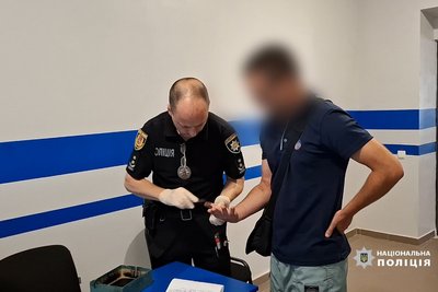 В Одеській області затримали чоловіка, який намагався підкупити прикордонника, аби виїхати за кордон В Одеській області затримали чоловіка, який намагався підкупити прикордонника, аби виїхати за кордон