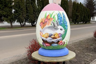 "Одна краща іншої": на алеї в центрі Дубна на Рівненщині встановили 16 писанок