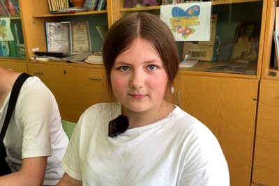 Діти тчуть килими на ткацьких верстатах: як у школі на Житомирщині відтворюють давнє ремесло Діти тчуть килими на ткацьких верстатах: як у школі на Житомирщині відтворюють давнє ремесло