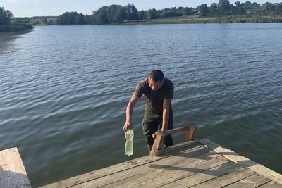 На Вінниччині екологи з'ясовують причину загибелі риби у водоймі На Вінниччині екологи з'ясовують причину загибелі риби у водоймі