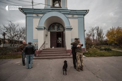 Військовий капелан 30-тої окремої механізованої бригади Сергій Дмитрієв (праворуч) обіймається зі знайомим, який прожив понад вісім місяців в окупованому Херсоні, листопад 2022 року.