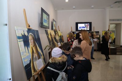" У серці з Україною": у Вінниці відкрилася благодійна виставка на підтримку захисників " У серці з Україною": у Вінниці відкрилася благодійна виставка на підтримку захисників