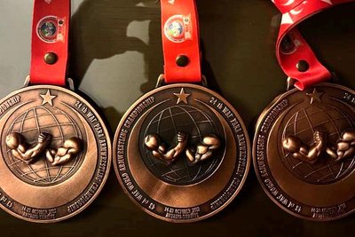 Брати-трійнята з Харківщини завоювали медалі на чемпіонаті світу з армреслінгу Брати-трійнята з Харківщини завоювали медалі на чемпіонаті світу з армреслінгу