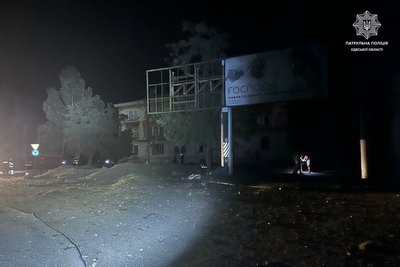 Вибиті вікна та уламки на подвір'ї: наслідки нічної атаки по Одещині Вибиті вікна та уламки на подвір'ї: наслідки нічної атаки по Одещині