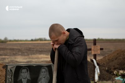 Саша біля могил, де будуть поховані його батьки