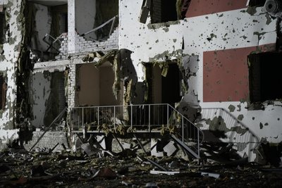 Пошкоджена вечірнім влучанням безпілотників багатоповерхівка у Харкові, 26 березня 2025 року Пошкоджена вечірнім влучанням безпілотників багатоповерхівка у Харкові, 26 березня 2025 року