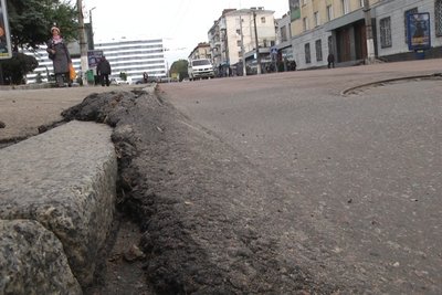 "Напливи" на дорогах у Житомирі: водії та пішоходи скаржаться — як реагують комунальники "Напливи" на дорогах у Житомирі: водії та пішоходи скаржаться — як реагують комунальники