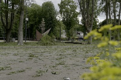У Сумах російський БпЛА вибухнув напроти дитячого майданчика У Сумах російський БпЛА вибухнув напроти дитячого майданчика