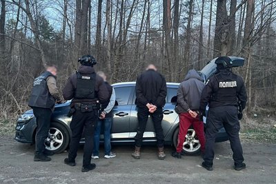 Поліція Житомирщини підозрює чотирьох чоловіків у сприянні незаконному виїзду за кордон Поліція Житомирщини підозрює чотирьох чоловіків у сприянні незаконному виїзду за кордон
