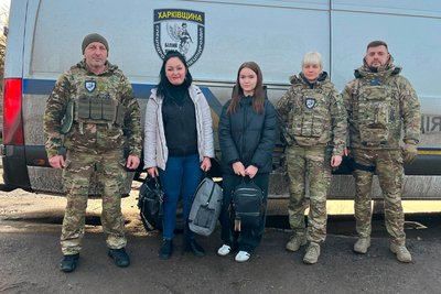 Поліцейські евакуювали з Великобурлуцької громади жінку з дитиною, листопад 2025 року Поліцейські евакуювали з Великобурлуцької громади жінку з дитиною, листопад 2025 року