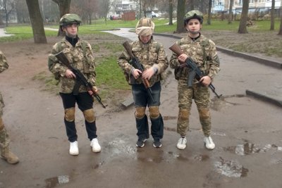 Ветерани-десантники у Житомирі навчали дітей тактиці, основам стрільби та домедичній допомозі Ветерани-десантники у Житомирі навчали дітей тактиці, основам стрільби та домедичній допомозі