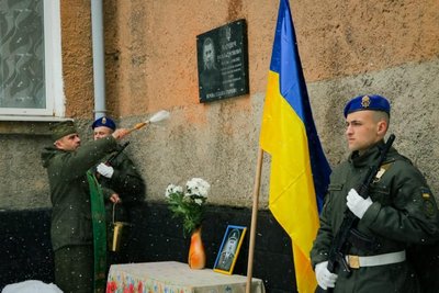 На Вінниччині відкрили пам'ятну дошку на честь загиблого 21-річного нацгвардійця На Вінниччині відкрили пам'ятну дошку на честь загиблого 21-річного нацгвардійця