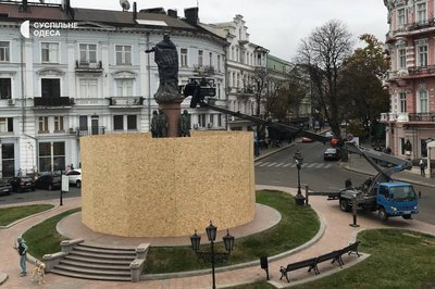 В Одесі пам'ятник Катерини II закрили дерев'яною огорожею В Одесі пам'ятник Катерини II закрили дерев'яною огорожею