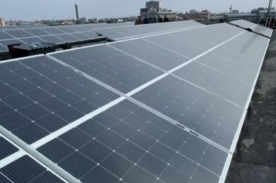 Сонячні панелі, які встановили на будівлі Харківського військового шпиталю, березень 2026 року Сонячні панелі, які встановили на будівлі Харківського військового шпиталю, березень 2026 року