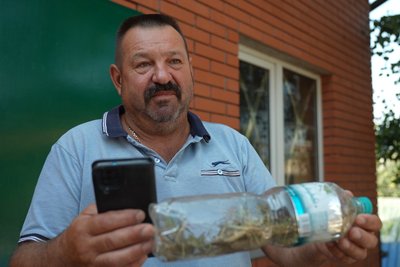 "Це 100-відсотковий білок, тому чому б і ні?": запоріжці продають сарану як корм "Це 100-відсотковий білок, тому чому б і ні?": запоріжці продають сарану як корм