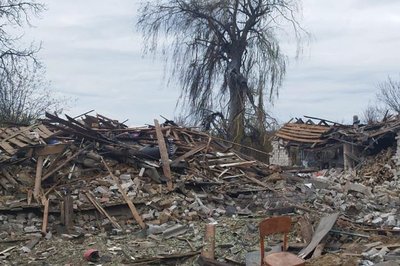 Зруйнований будинок в Осиновому, з-під завалів якого врятували 83-річну жінку Зруйнований будинок в Осиновому, з-під завалів якого врятували 83-річну жінку