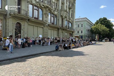 В Одесі люди вийшли на акцію на підтримку звільненого міністра оборони Федорова В Одесі люди вийшли на акцію на підтримку звільненого міністра оборони Федорова