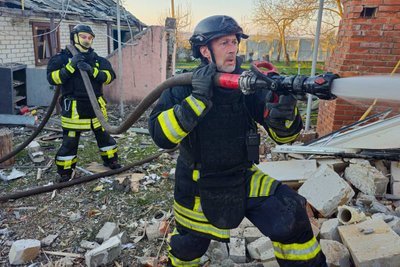 Рятувальники гасять пожежу у Великому Бурлуці Рятувальники гасять пожежу у Великому Бурлуці