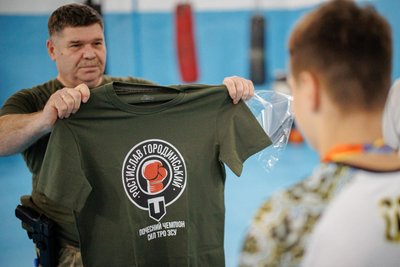 14-річного спортсмена з Вінниччини відзначили у 120-ій бригаді тероборони ЗСУ 14-річного спортсмена з Вінниччини відзначили у 120-ій бригаді тероборони ЗСУ
