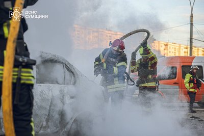 Атаки на Суми: пошкоджені багатоповерхівка та авто Атаки на Суми: пошкоджені багатоповерхівка та авто
