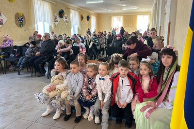 В селі на Житомирщині батьки і діти дитсадку поставили благодійну виставу — збирали гроші на ЗСУ В селі на Житомирщині батьки і діти дитсадку поставили благодійну виставу — збирали гроші на ЗСУ