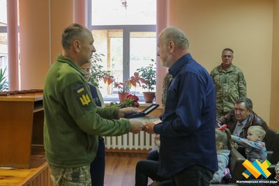 У Житомирі сім'ям загиблих військових передали нагороди, одну з них захиснику присвоїли прижиттєво У Житомирі сім'ям загиблих військових передали нагороди, одну з них захиснику присвоїли прижиттєво