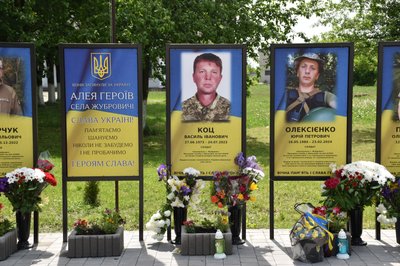 Герої житимуть, поки житиме пам'ять про них: у громаді на Житомирщині відкрили Алею Героїв Герої житимуть, поки житиме пам'ять про них: у громаді на Житомирщині відкрили Алею Героїв