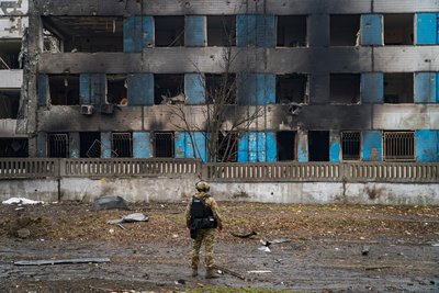 Поліцейський стоїть біля зруйнованого пологового у Дніпрі
