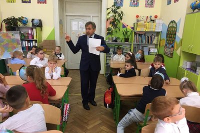 Олександр Коберник у класі з дітьми Олександр Коберник у класі з дітьми