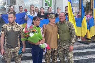 "Ми його дуже довго чекали": на Одещині зустріли нацгвардійця, звільненого з російського полону "Ми його дуже довго чекали": на Одещині зустріли нацгвардійця, звільненого з російського полону