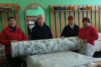 У громаді на Житомирщині волонтерки шиють маскувальні халати для військових