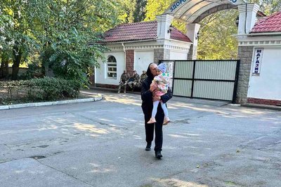 Понад 2 роки не бачила тата: звільнений з полону чуднівець зустрівся з донькою та дружиною Понад 2 роки не бачила тата: звільнений з полону чуднівець зустрівся з донькою та дружиною