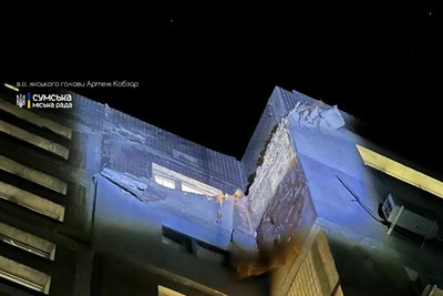 У Сумах російський дрон влучив у багатоповерхівку