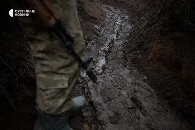 Окоп з багнюкою після опадів на українській позиції на сході Окоп з багнюкою після опадів на українській позиції на сході