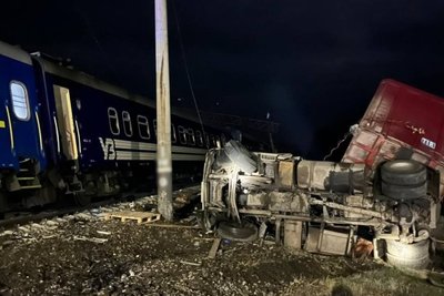 Вантажівка, яка в'їхала в потяг "Харків — Полтава" Вантажівка, яка в'їхала в потяг "Харків — Полтава"