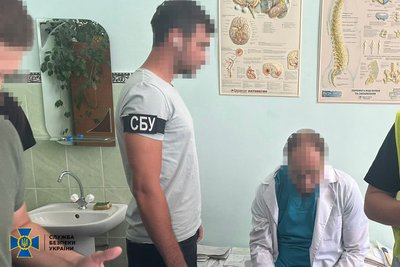 Оформлення інвалідності за дві тисячі доларів: у Житомирі викрили лікаря-невропатолога, якого підозрюють у вимаганні Оформлення інвалідності за дві тисячі доларів: у Житомирі викрили лікаря-невропатолога, якого підозрюють у вимаганні