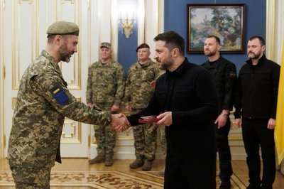 Президент вручив сержанту 115 окремої бригади ТрО Володимиру Машотасу орден «За мужність» Президент вручив сержанту 115 окремої бригади ТрО Володимиру Машотасу орден «За мужність»