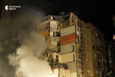 В Одесі внаслідок дронової атаки РФ пошкоджена житлова багатоповерхівка В Одесі внаслідок дронової атаки РФ пошкоджена житлова багатоповерхівка