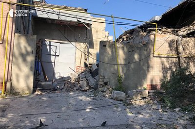 Руйнування будівель в Одесі після збиття під час нічної атаки російської армії Руйнування будівель в Одесі після збиття під час нічної атаки російської армії