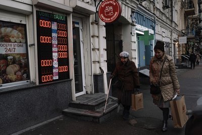 Люди проходять повз пусте табло з курсом обміну валют у Києві Люди проходять повз пусте табло з курсом обміну валют у Києві
