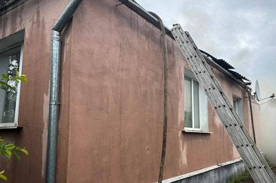 Рятувальник гасить пожежу, яка зайнялася через влучання дрона РФ у Великому Бурлуку Купʼянського району, 14 червня 2026 року Рятувальник гасить пожежу, яка зайнялася через влучання дрона РФ у Великому Бурлуку Купʼянського району, 14 червня 2026 року