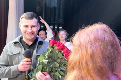 Тернополянин освідчився коханій на сцені драмтеатру Тернополянин освідчився коханій на сцені драмтеатру