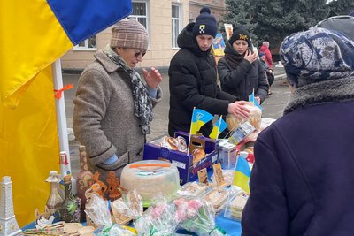 На Миколаївщині під час благодійного ярмарку зібрали гроші для ЗСУ На Миколаївщині під час благодійного ярмарку зібрали гроші для ЗСУ