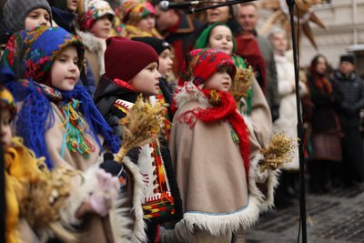 Діти колядують на церемонії встановлення різдвяного дідуха у Львові, 24 грудня 2023 року