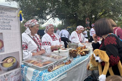 Варили борщ і донатили на ЗСУ — на Житомирщині вчетверте відбувся гастрофест "Білий Борщ і не тільки" Варили борщ і донатили на ЗСУ — на Житомирщині вчетверте відбувся гастрофест "Білий Борщ і не тільки"
