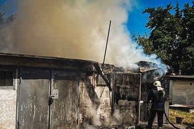 Рятувальник гасить пожежу, яка зайнялася внаслідок атаки РФ в Есхарі на Харківщині, 5 червня 2026 року Рятувальник гасить пожежу, яка зайнялася внаслідок атаки РФ в Есхарі на Харківщині, 5 червня 2026 року