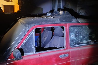 Автівка, яка була пошкоджена через російський удар по Золочеву, 23 серпня 2026 року