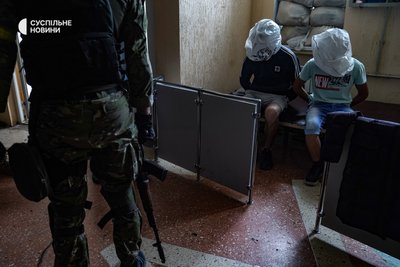 Затримання підозрюваних у коригуванні ворожого артилерійського вогню в одному із міст на Донбасі, червень 2022 року.